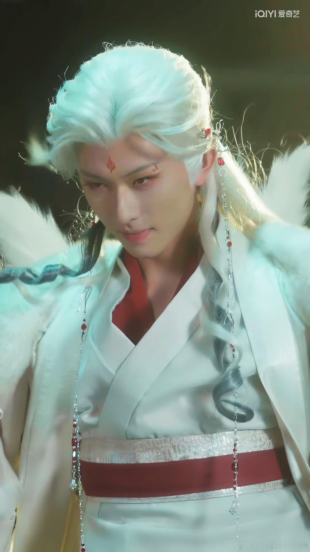 惹心我真的对九尾狐题材的爱不释手，惹心里山狐大人真的太好看了，特别是眼神拿捏得很