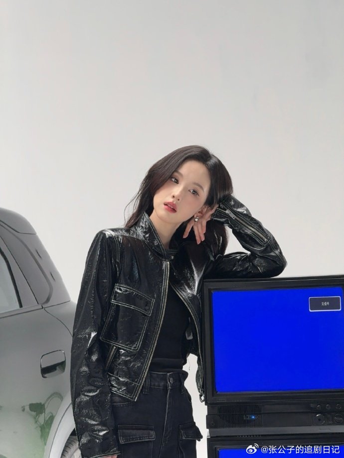 陈都灵扶眼镜那一下陈都灵漆面皮衣穿搭陈都灵穿漆面皮衣也太绝了，斯文又带点攻击性，