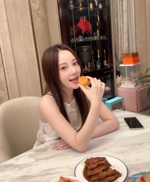 李小璐回怼恶评：“水军真的这么无聊吗？”


12月10日，李小璐兴致勃勃的在自