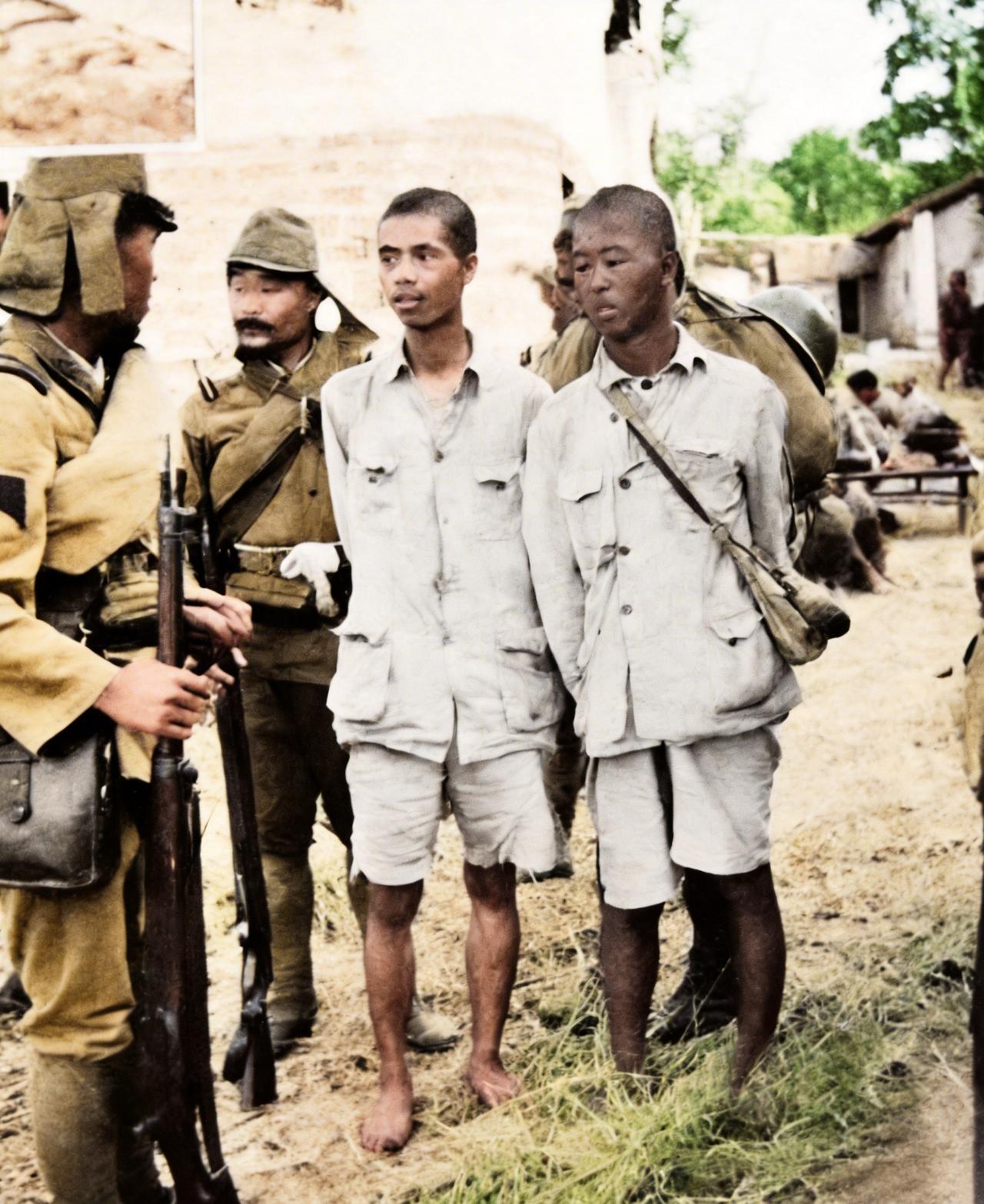 抗战中，这两名少年战士不幸被日寇俘虏。两人的年龄最多有十五岁。可是，为了保家卫国