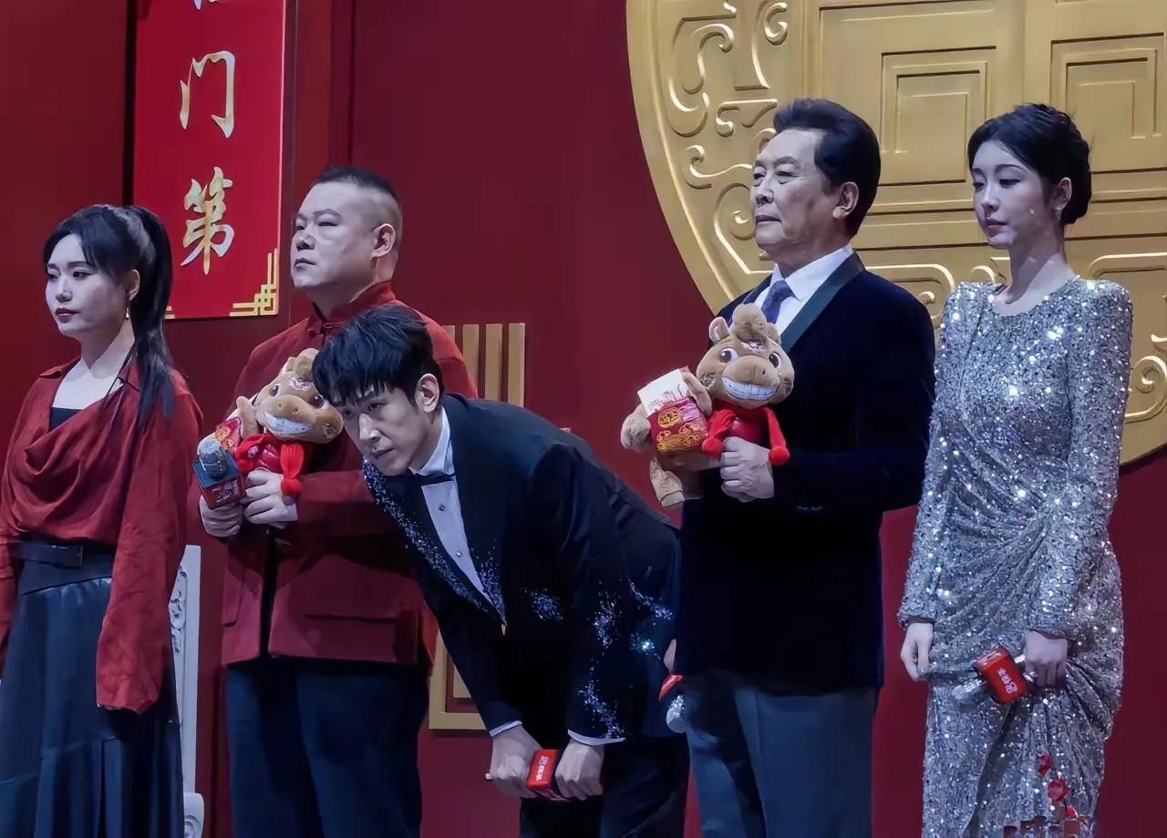 5星同框：我只认出了拿着玩偶的老戏骨唐国强，穿着红上衣的李雪琴与岳云鹏，中间那位