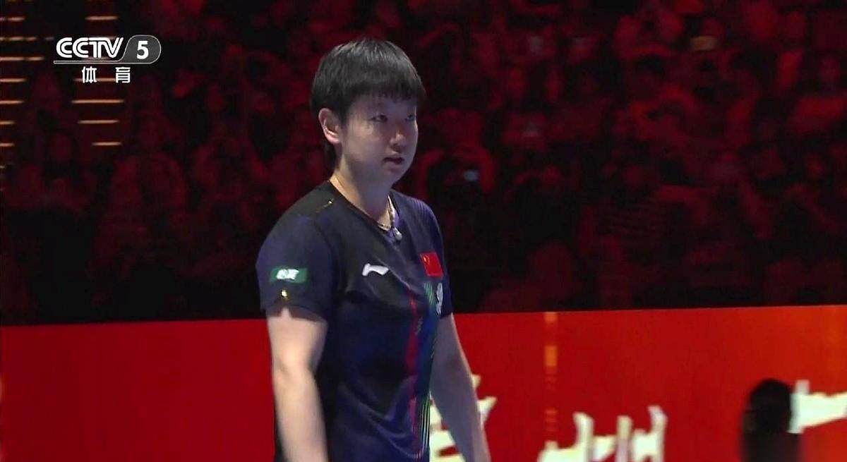 这场球，所有人都以为会是场硬仗。前一天还轻松击败国乒王艺迪的温特，她那块反胶怪胶