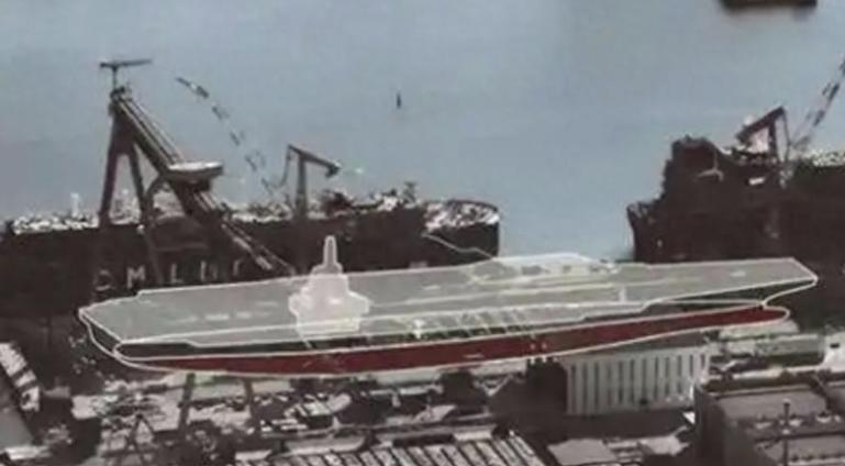 004航母要加速了？舰艏出现新模块，第二个屏蔽箱也封盖。大连造船厂的干船坞之中，