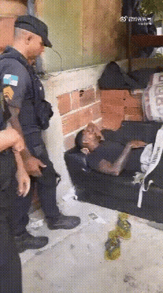 也不知道这画面是真实的，还是表演的，看起来非常的滑稽可笑，一点都不严肃，这根本就