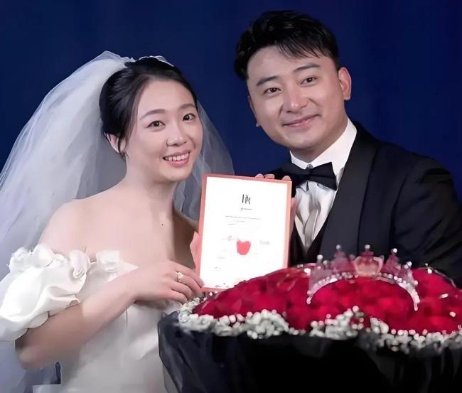 齐如意大婚新郎的眼神里没爱意，伴娘跪着和他说话，给合作的演员都送了请柬，结果没一