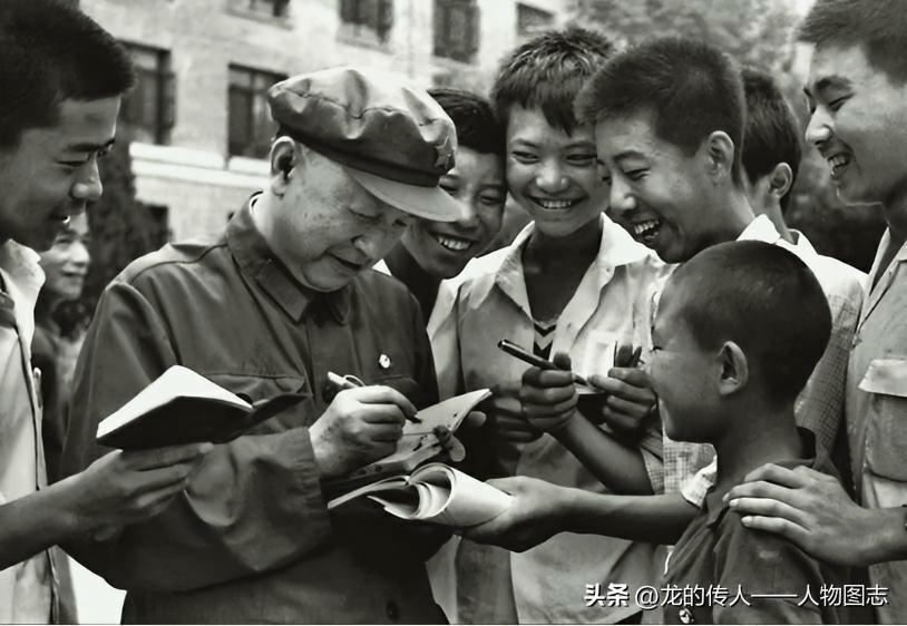 1978年8月，钱学森与参加北京航空学院（今北京航空航天大学）举办的全国青少年航