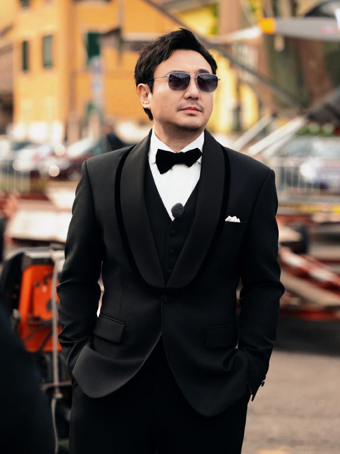 沈腾都快跑出残影了 腾哥的搞笑DNA狠狠动了！当选热舞王后花式“供货”捣乱，满场