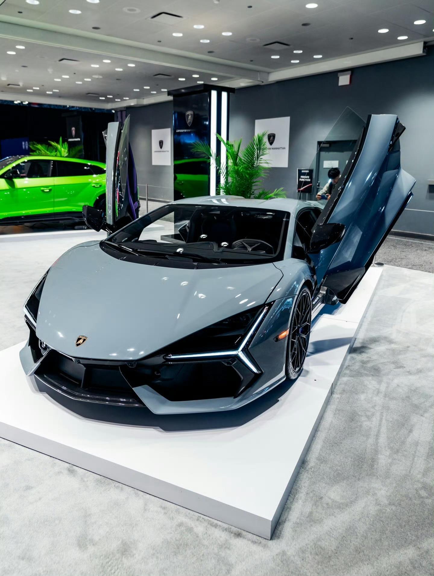 兰博基尼 Revuelto