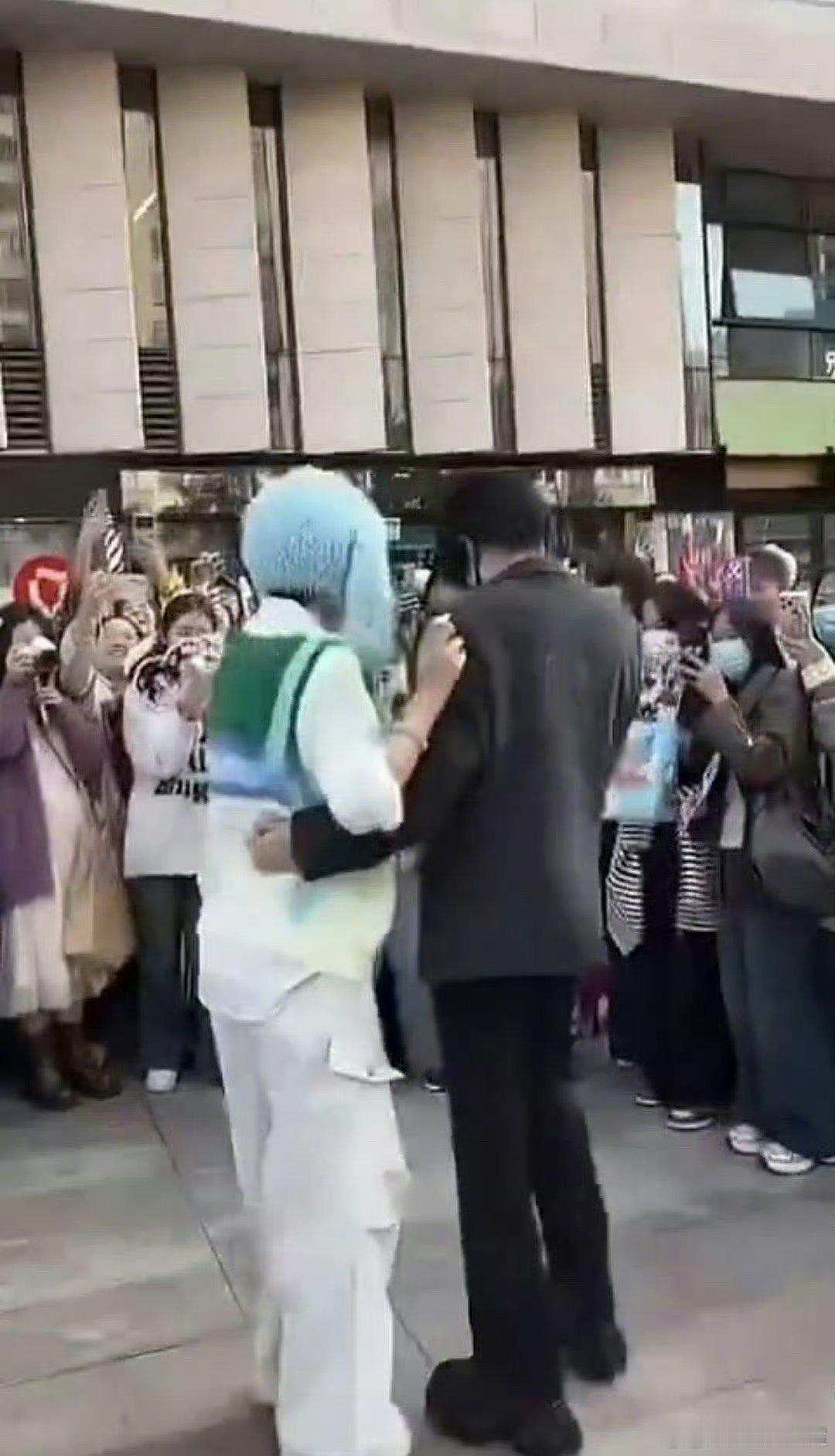 粉丝在华策大楼下cos梓渝被带走了？？？不是……啊？？？怎么感觉音乐节应援阵仗一