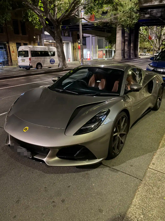 Lotus Emira 金属灰莲花跑车路特斯 莲花燃油车最后一代跑车 约25w?