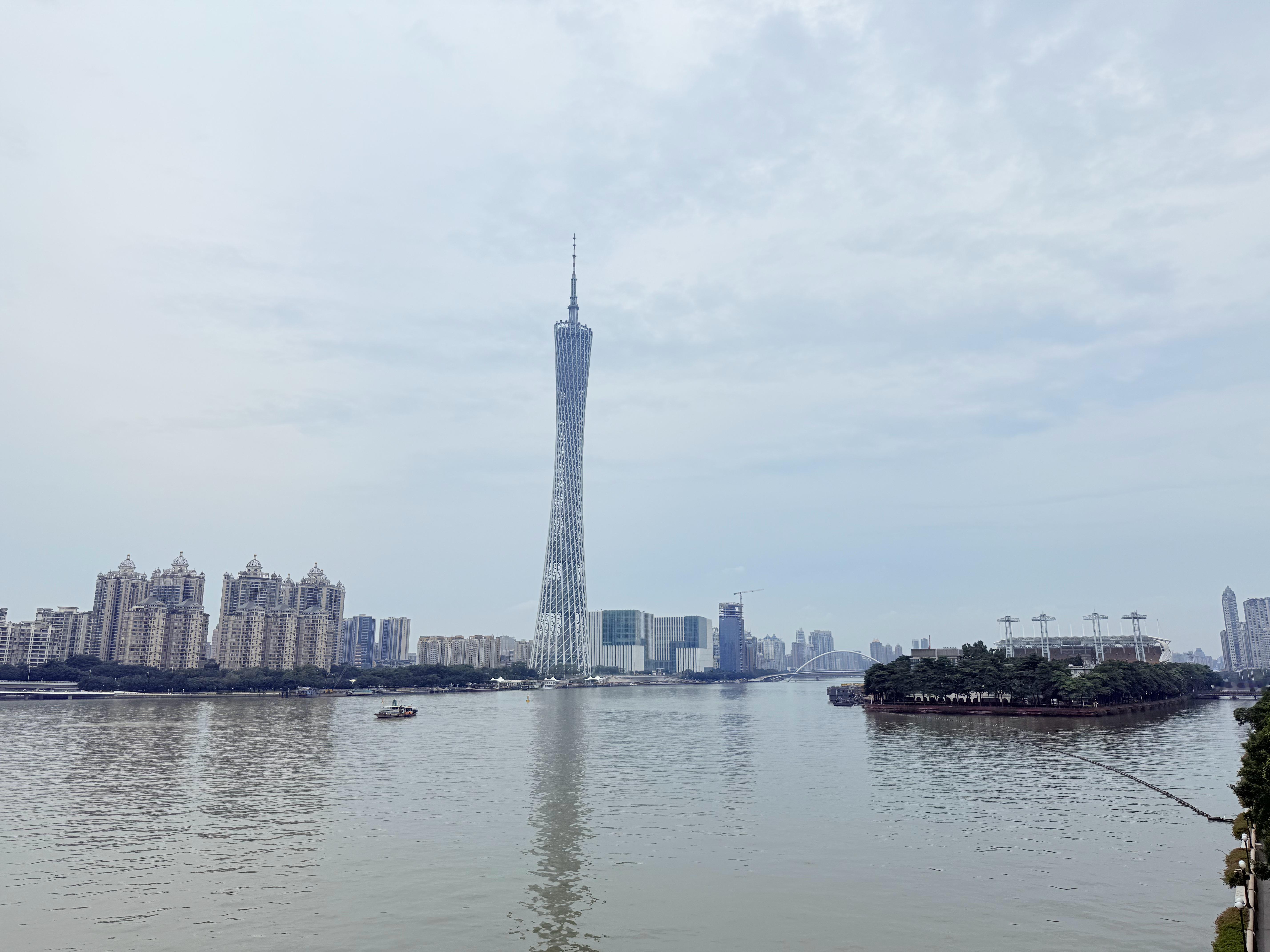 广州给我的感觉是一座科技感十足的城市。不管是做的新东西、产业结合，还是用科技建城