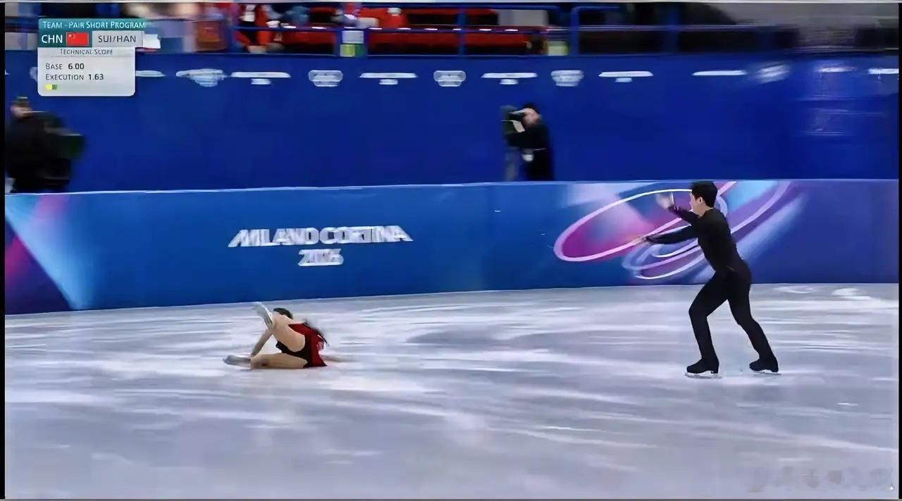 老将不易，隋文静比赛中意外摔倒！北京时间2月6日晚间，米兰冬奥会双人滑短节目，中