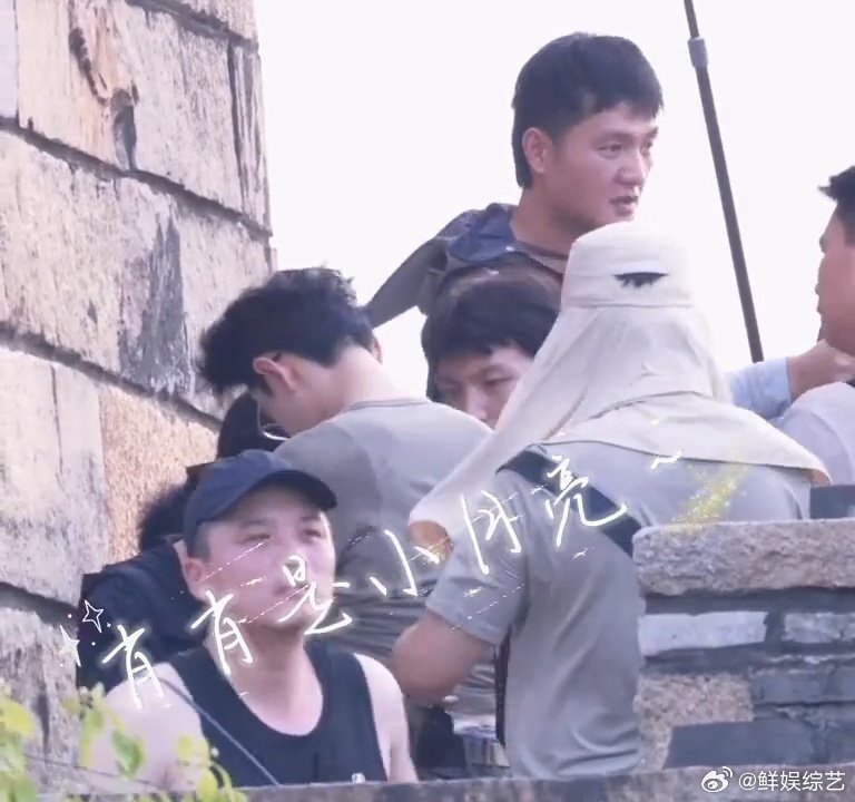 肖战脱了一件里面还有一件 脱衣的帅气是真实的，背心的“存在感”也是真实的。现在严