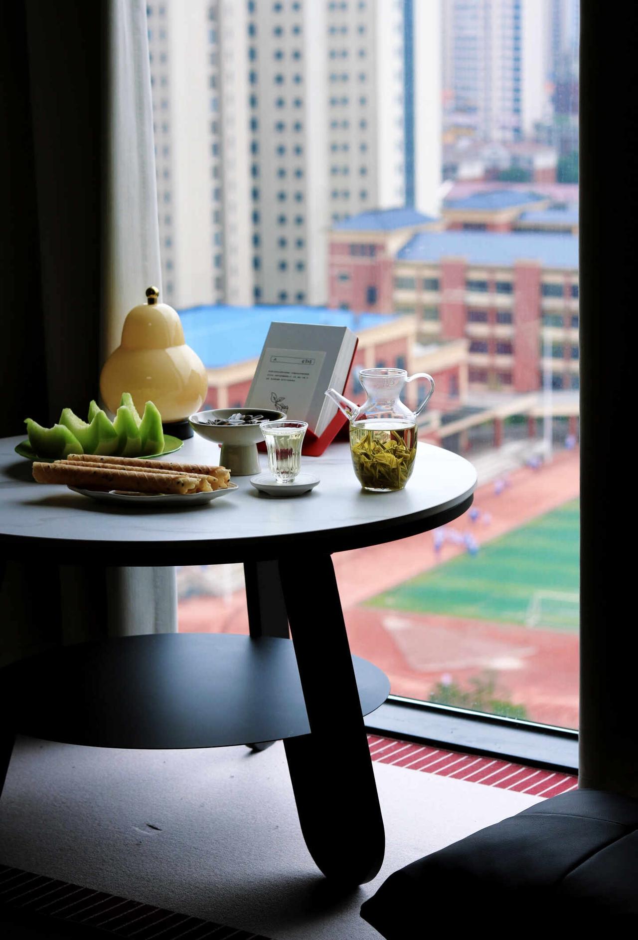 🫖🍈 窗前浅饮白茶，瓜果闲度初夏
娄星府茂舍 茂舍 轻煮岁月慢煮茶 得闲饮茶