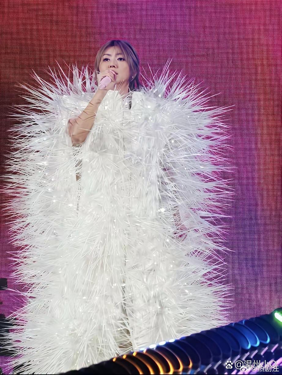 我真的笑不活了，孙燕姿最新演唱会造型被吐槽说像洗杯刷，虽然很损但很形象。 