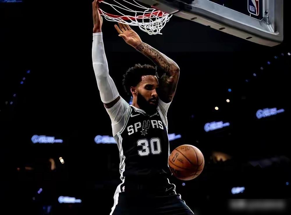 双状元休战，送惊险绝杀，马刺6人上双力克魔术。
福克斯轰下31分如同尖刀，哈珀