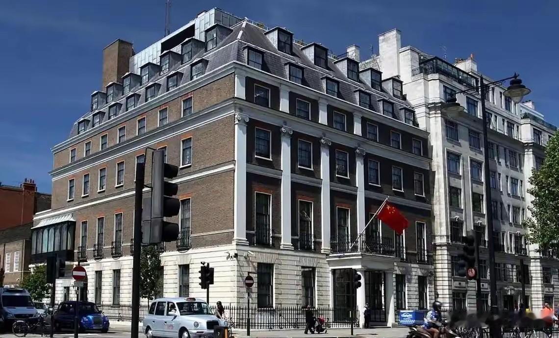 英国拒批中国新使馆，斯塔默的“不屈服”背后暗含外交困境，伦敦泰晤士河畔的皇家铸币