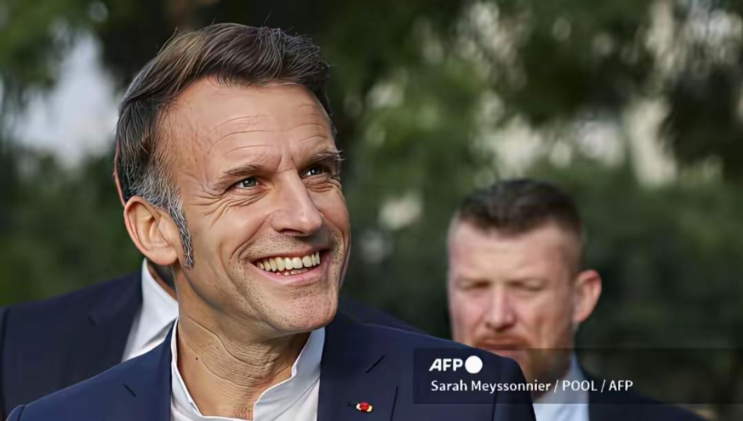 马克龙才40多岁，脸上的皱纹怎么这么深，像70多岁人一样。
第2张相片肯定是ps