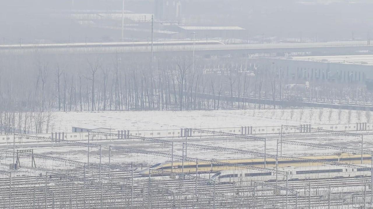 🚄红神龙气势如虹沿京沪高铁南下，白雪皑皑的徐州东动车所惊现金黄色高铁，在一片银