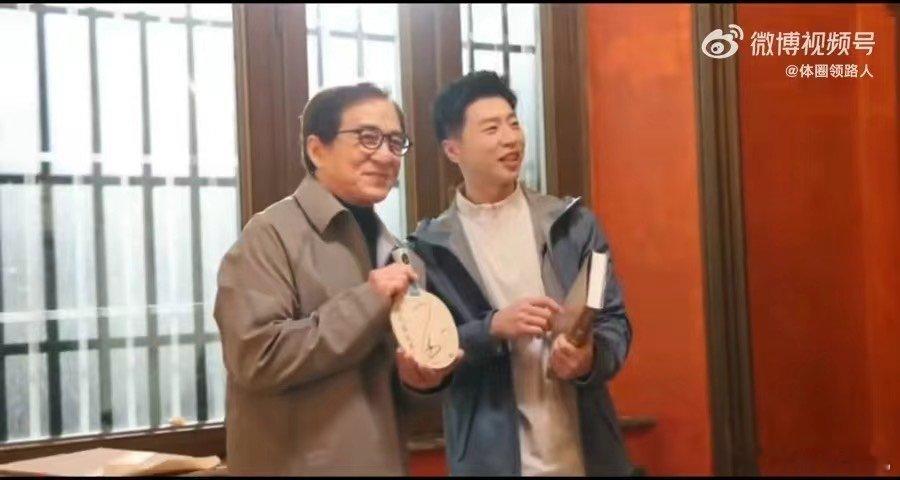 马龙成龙互赠礼物这俩不同领域的“大佬”居然互赠礼物啦，还跨界同框了！这画面，就像