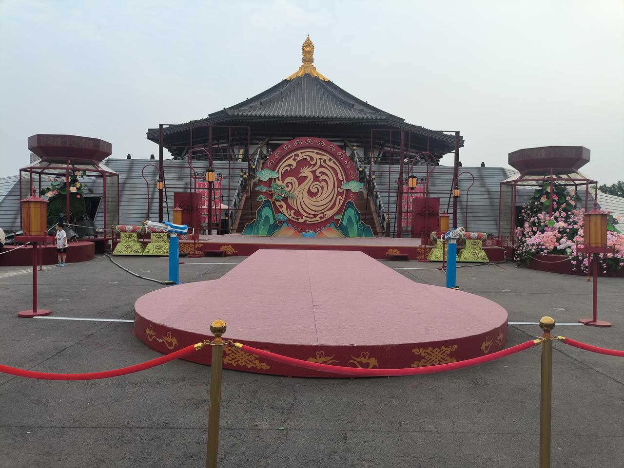 傍晚时分，我们来到天堂明堂，这里的美得让人沉醉。它是唐代遗址，2015 年落成后