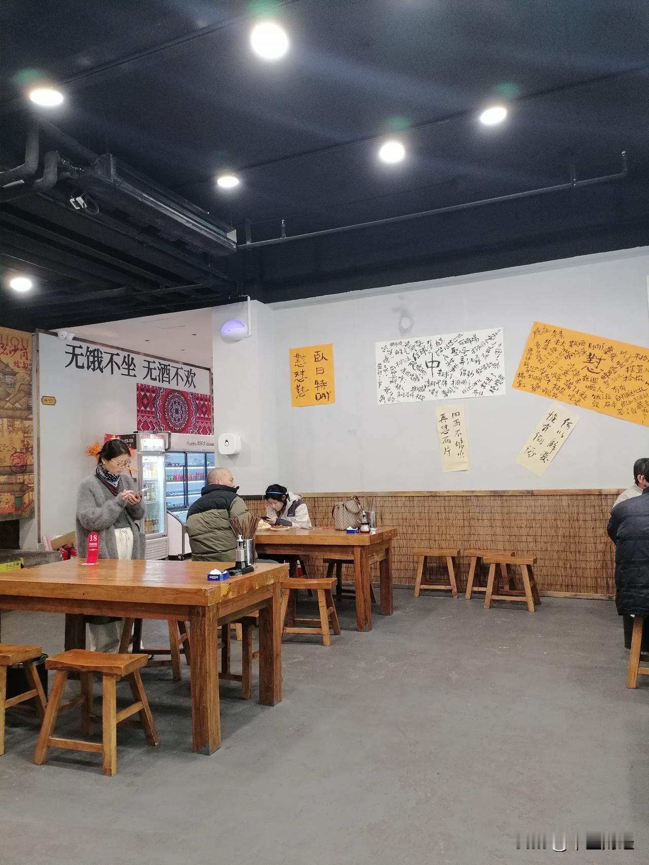 “无饿不作，无酒不欢”……，来碗郑州特色的烩面，还可以看看墙上的文化！还真有点特