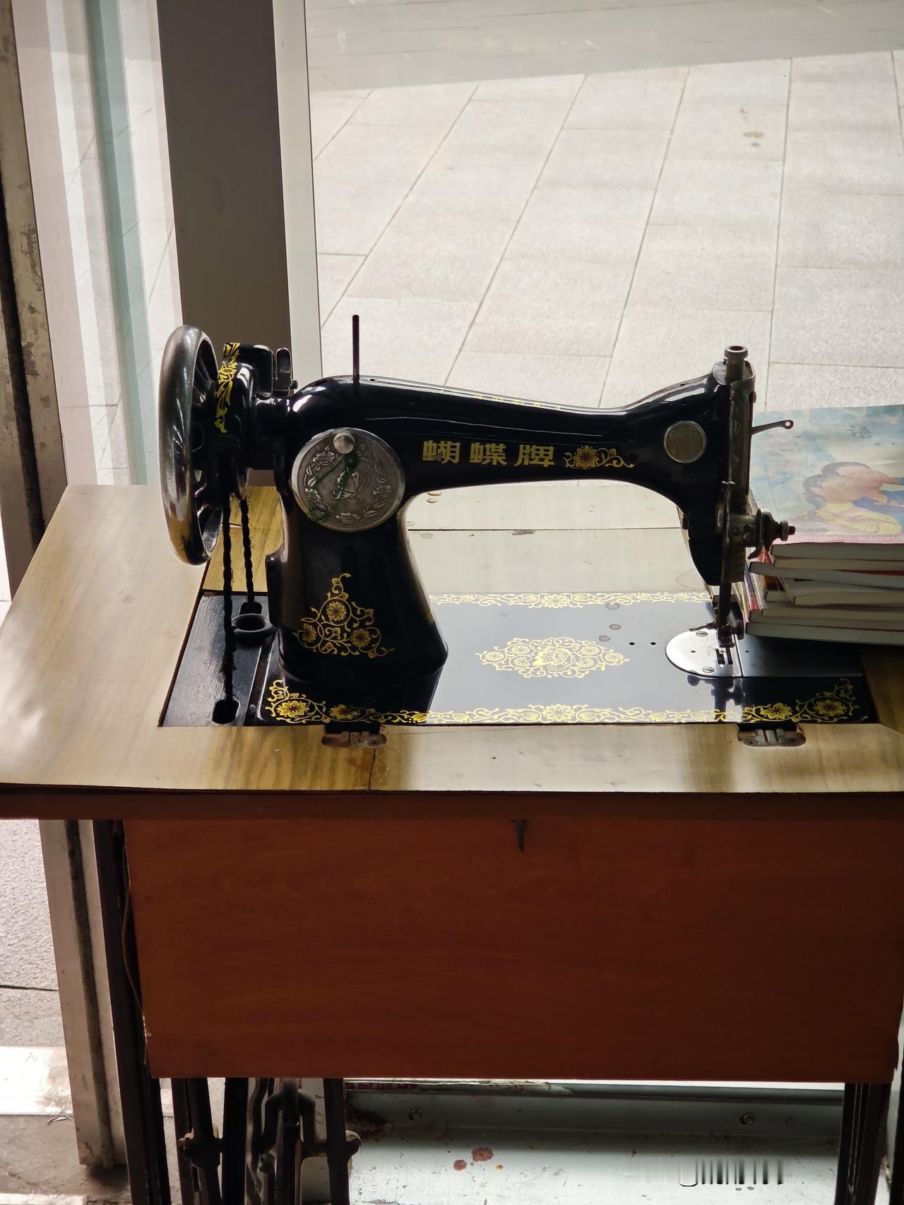 一家有着复古风的餐厅，瞬间就这么被拉回儿童时代了。
对儿时的岁月开始恢复记忆并留