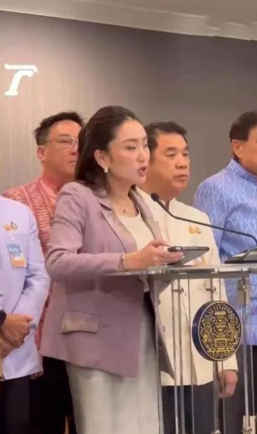 佩通坦对柬泰战争表示，是因为泰国打击网络安全园区的行为，触犯到了一些集团的利益，