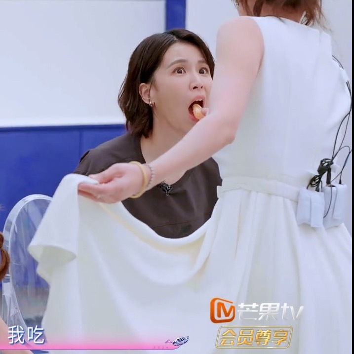 二位妈咪当众调情是。。。。？ 