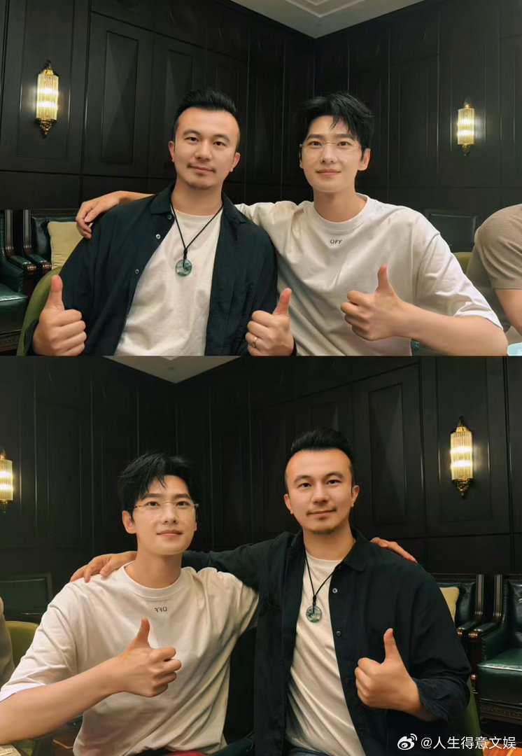 杨洋同学聚会合照杨洋军艺同学聚会合照杨洋军艺同学聚会合照！这个男人怎么几十年如一