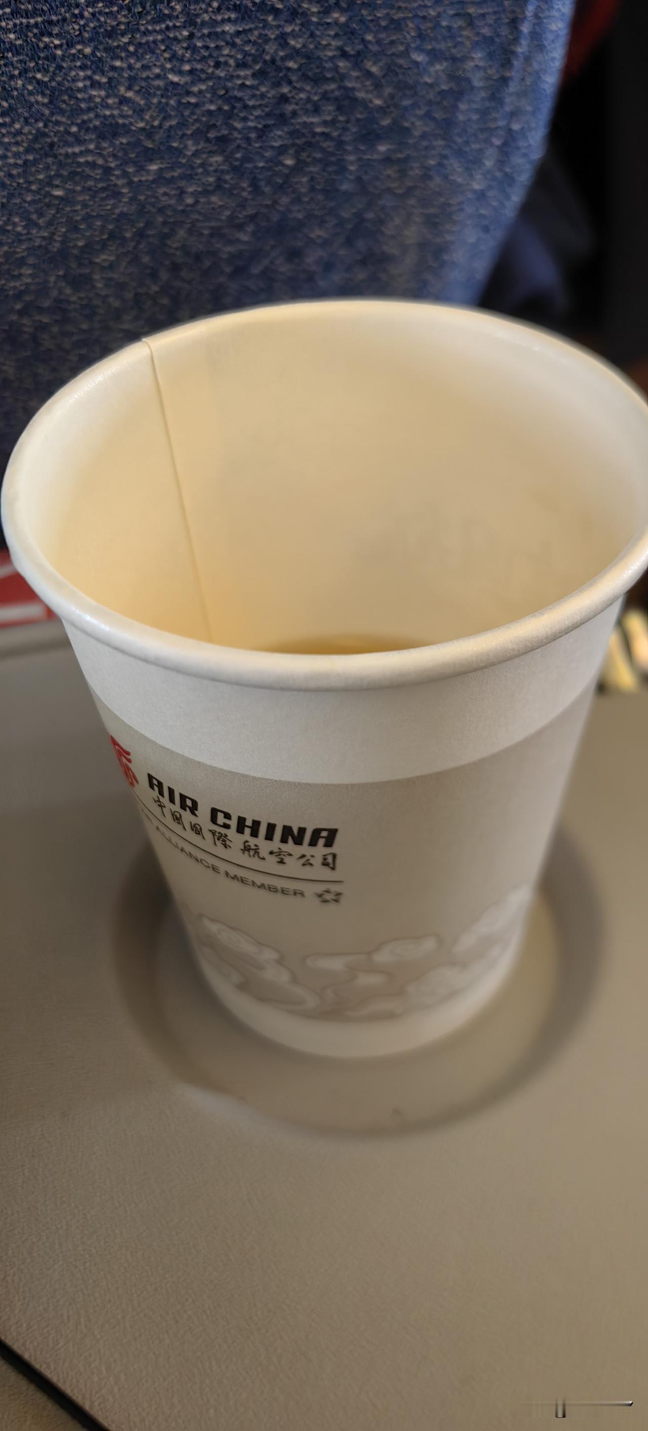 这只苍蝇值钱了。乘坐国航航班去北京，邻座顾客的茶水杯里出现了一只苍蝇，要求收回杯