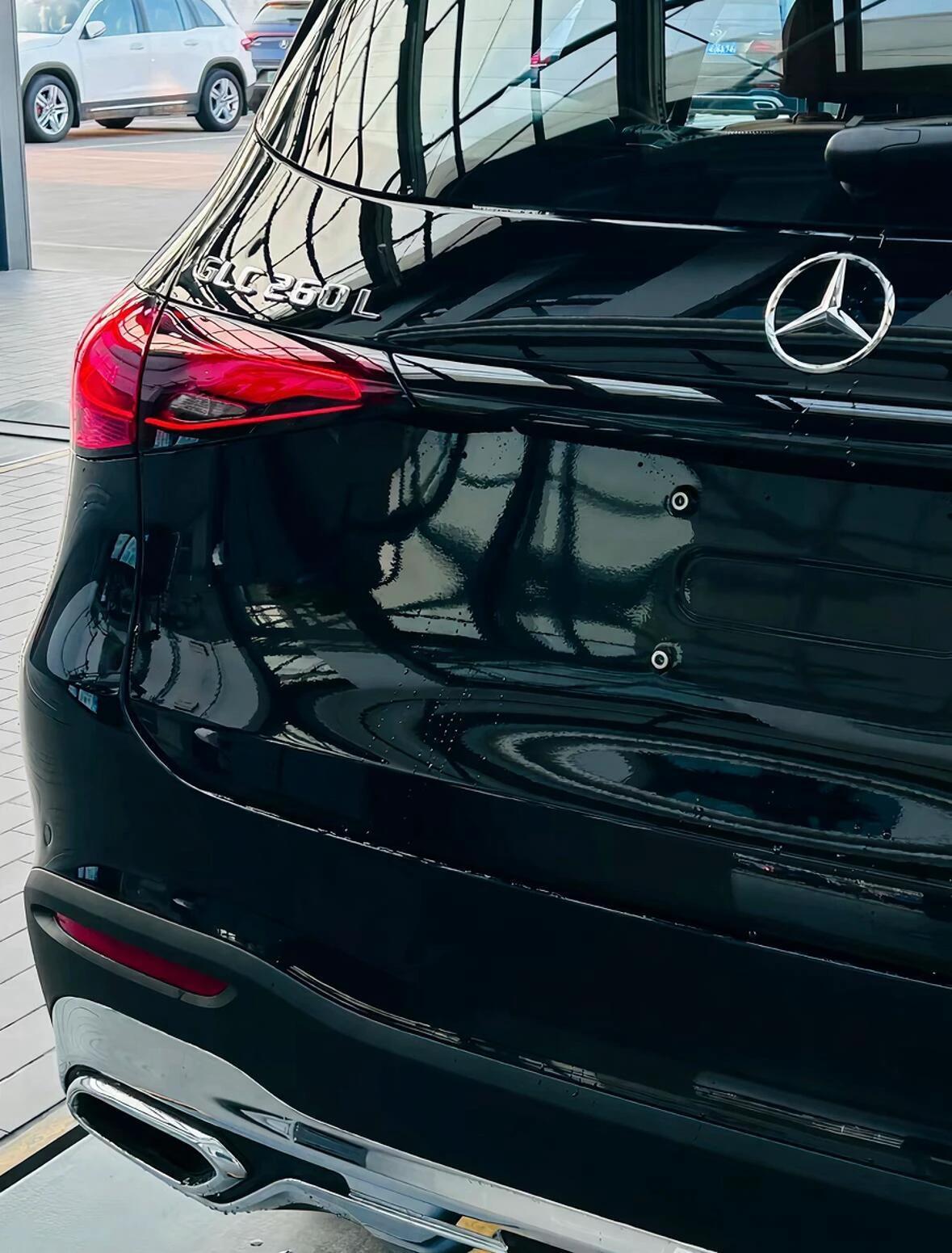 2026款 奔驰GLC260黑外棕内指导价351800元806版本 全款优惠64