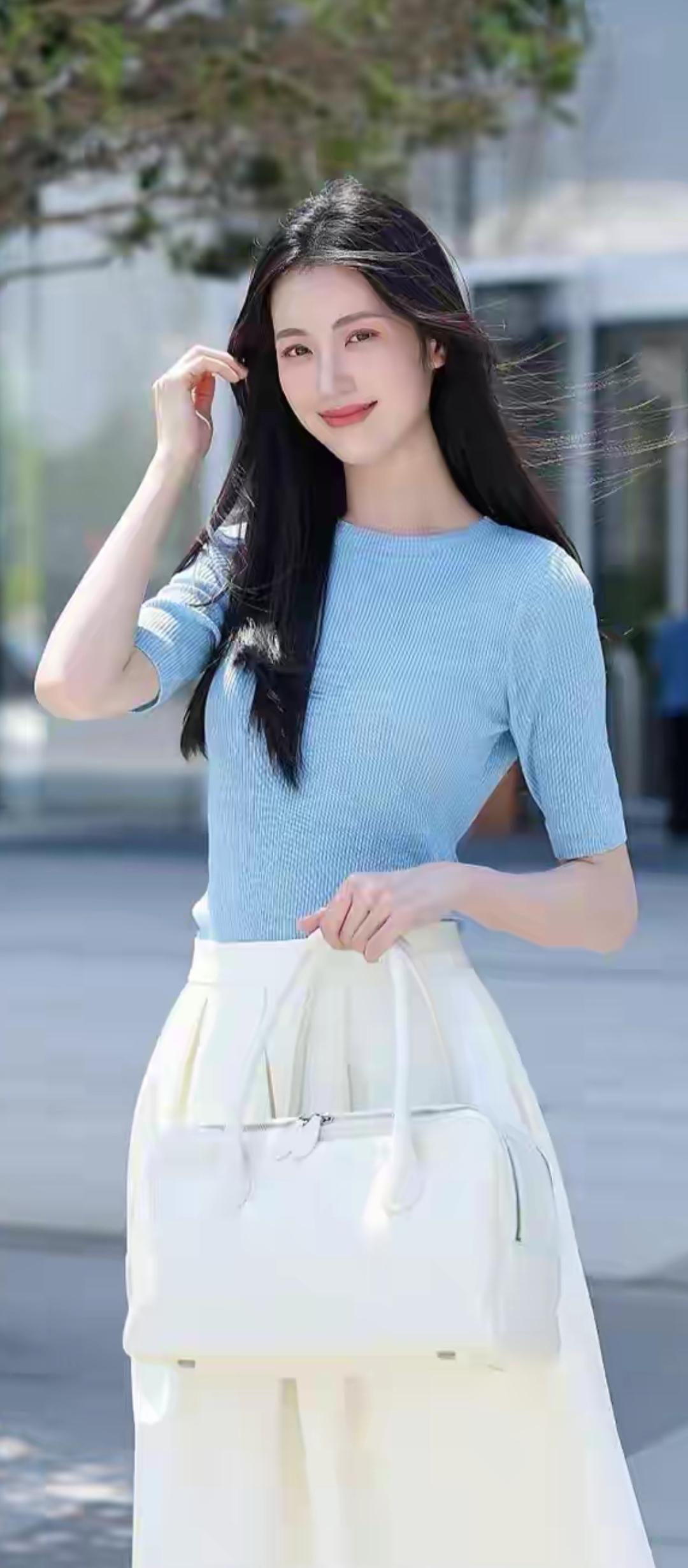 清新夏日穿搭，蓝色上衣搭配白色长裙，手提包点缀，元气满满！🌞👗👜