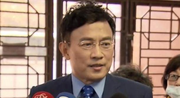 今日，台湾媒体人彭文正直接点名沈伯洋，表示要约对方上节目辩论其博士论文，并喊话“