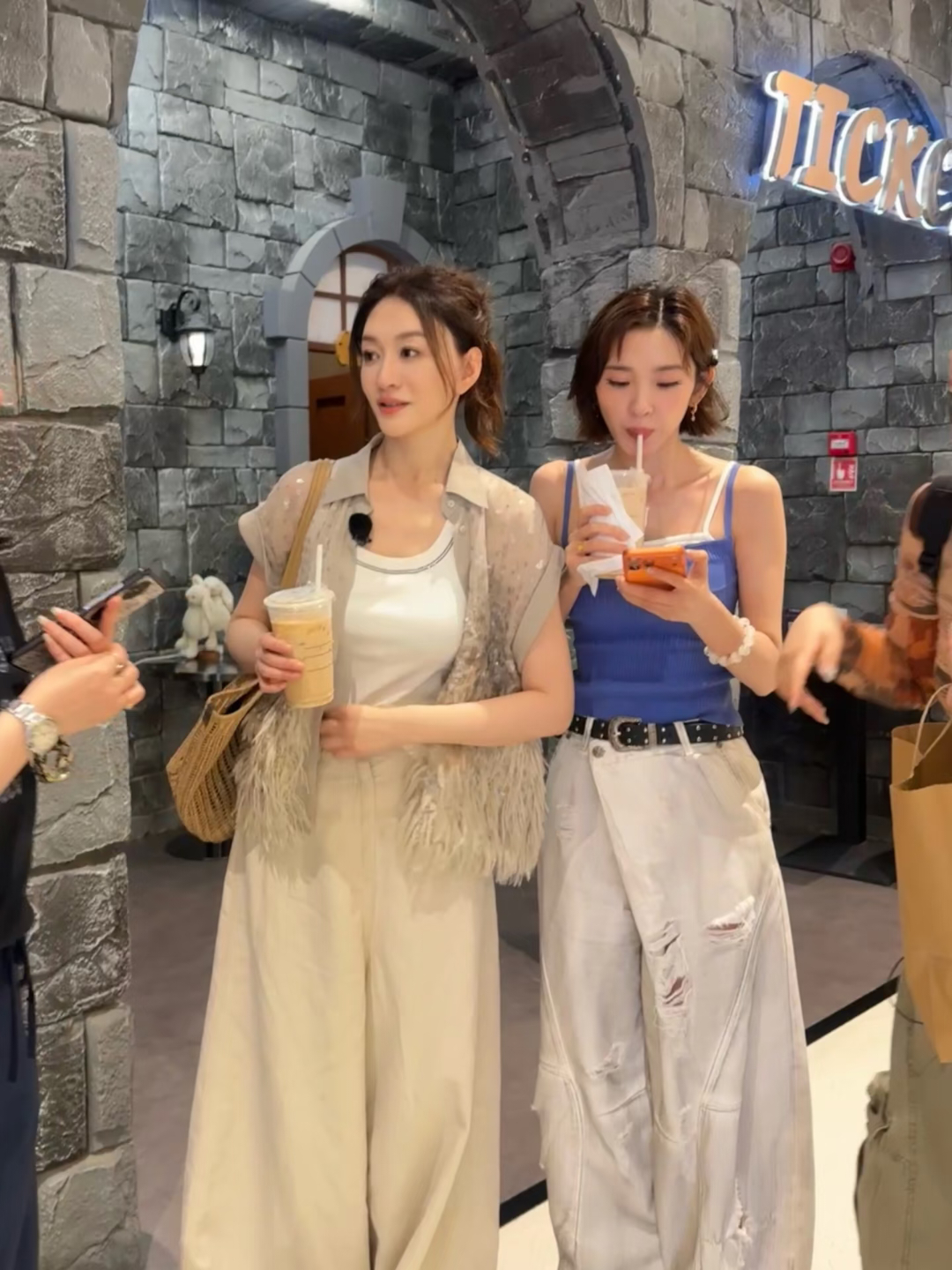 唐艺昕说会去李小冉家暖居机场偶遇唐艺昕，她说会去李小冉家暖居，我们的心愿便利贴组
