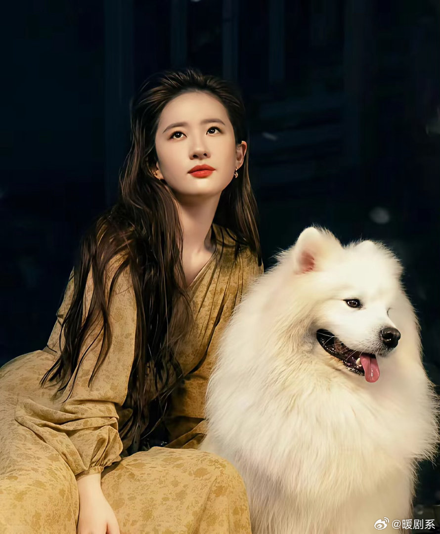 不得不承认，刘亦菲扛住了原相机！2026年3月巴黎街头，路人手机怼脸拍，没打光没