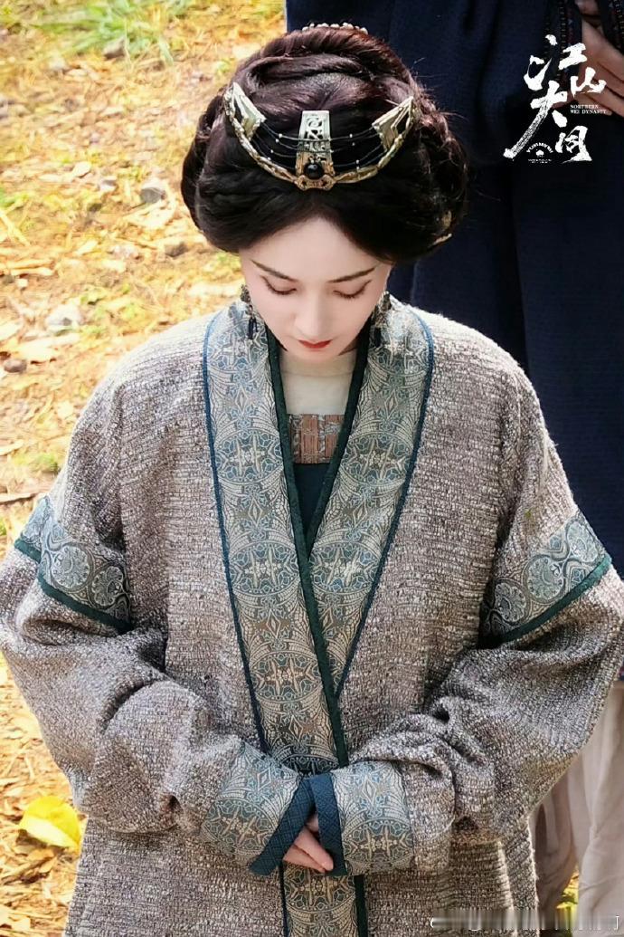 杨幂冯湮儿太后版妆造、 杨幂冯湮儿不怒自威仪态、妆容、眼神全在线，杨幂用实力诠释