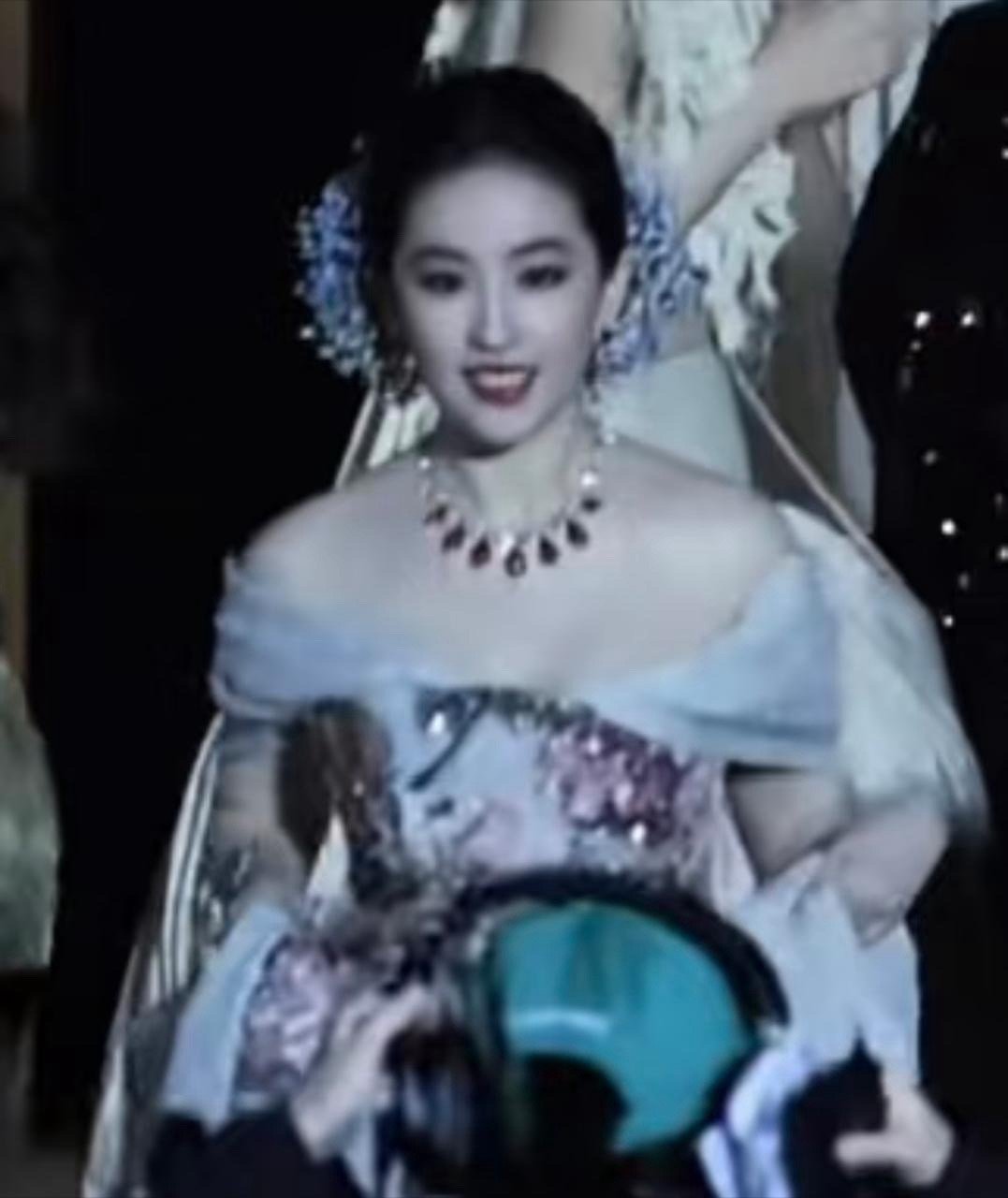 刘亦菲压轴 绝对咖位面前，私心再大也端不平，喜欢这个美美的刘亦菲[哈哈][哈哈]