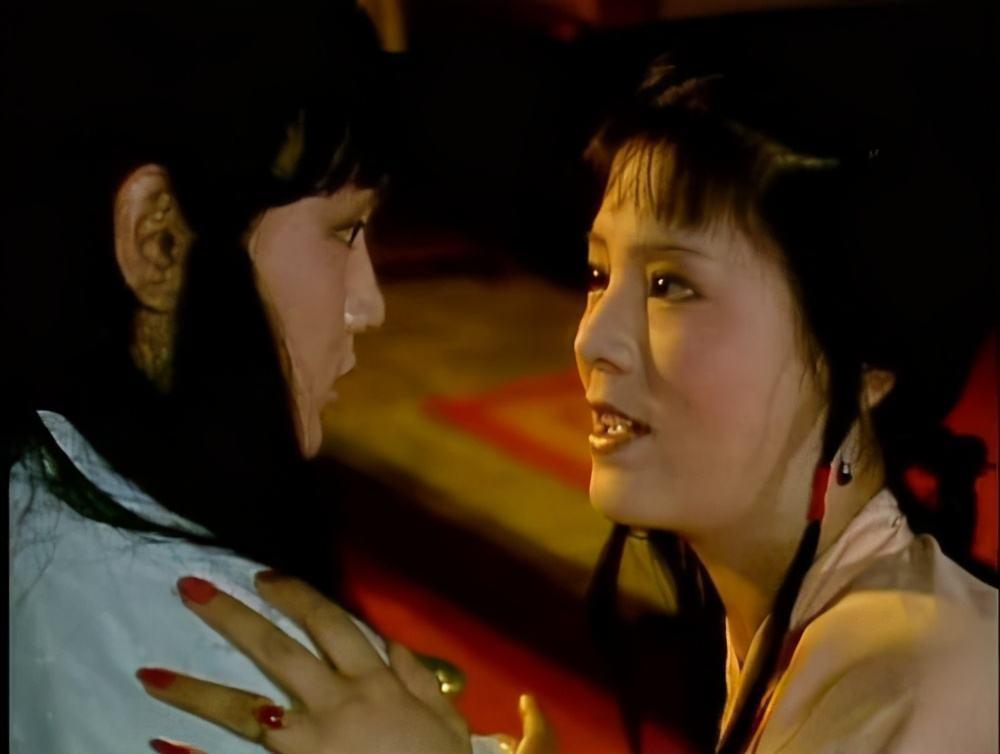 宝玉首次梦遗，被袭人发现了，袭人一边为他收拾一边问他哪里流出来的那些脏东西，到底