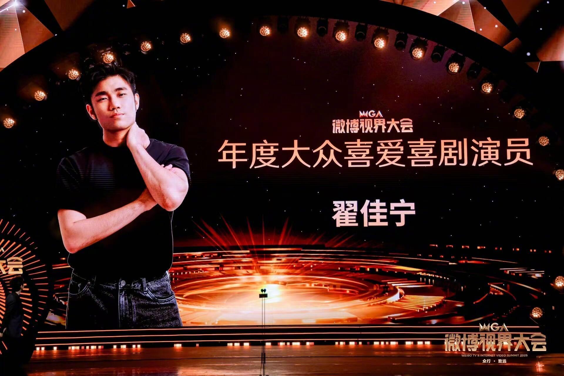 翟佳宁被人认出来有54岁不好笑就露宿街头大爷：“小伙子（不对，老兄弟）你咋保养的