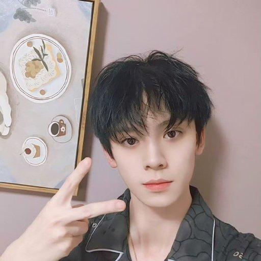 左航坐经济舱引争议！同团不同待遇，粉丝维权不意外
 
登陆少年组合昨晚飞三亚，同