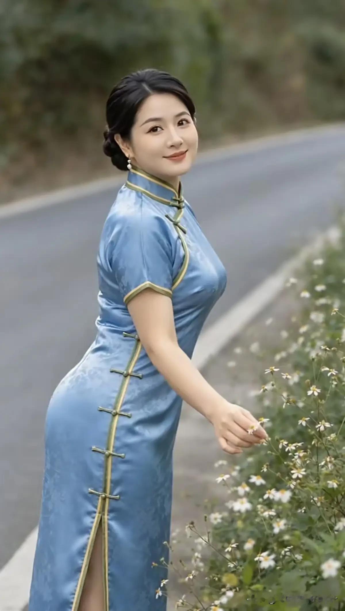 幽径花开映素妆，
一袭旗袍染清光。
流年不语温柔在，
静赏人间岁月长。
 
中年