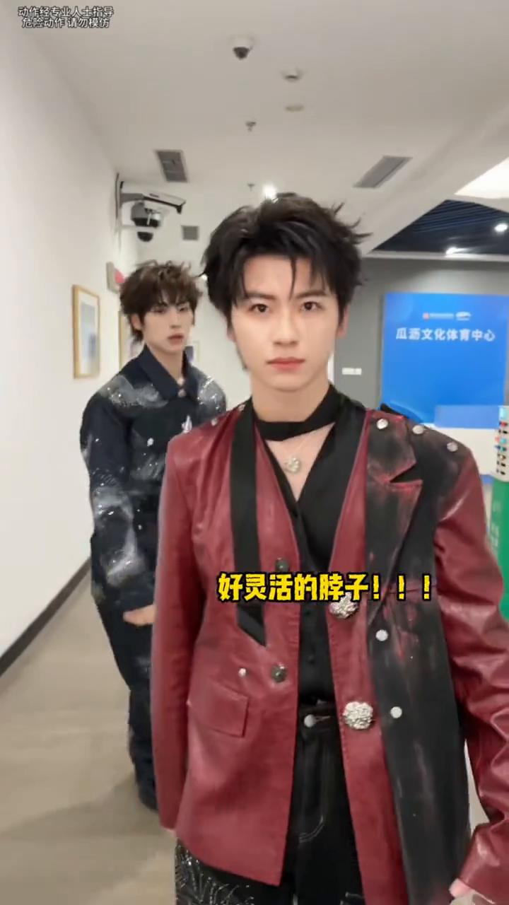 颜安黄誉博在这个ai遍地的时代，两位老艺术家坚持手搓，上一个部分还没笑完，下一个