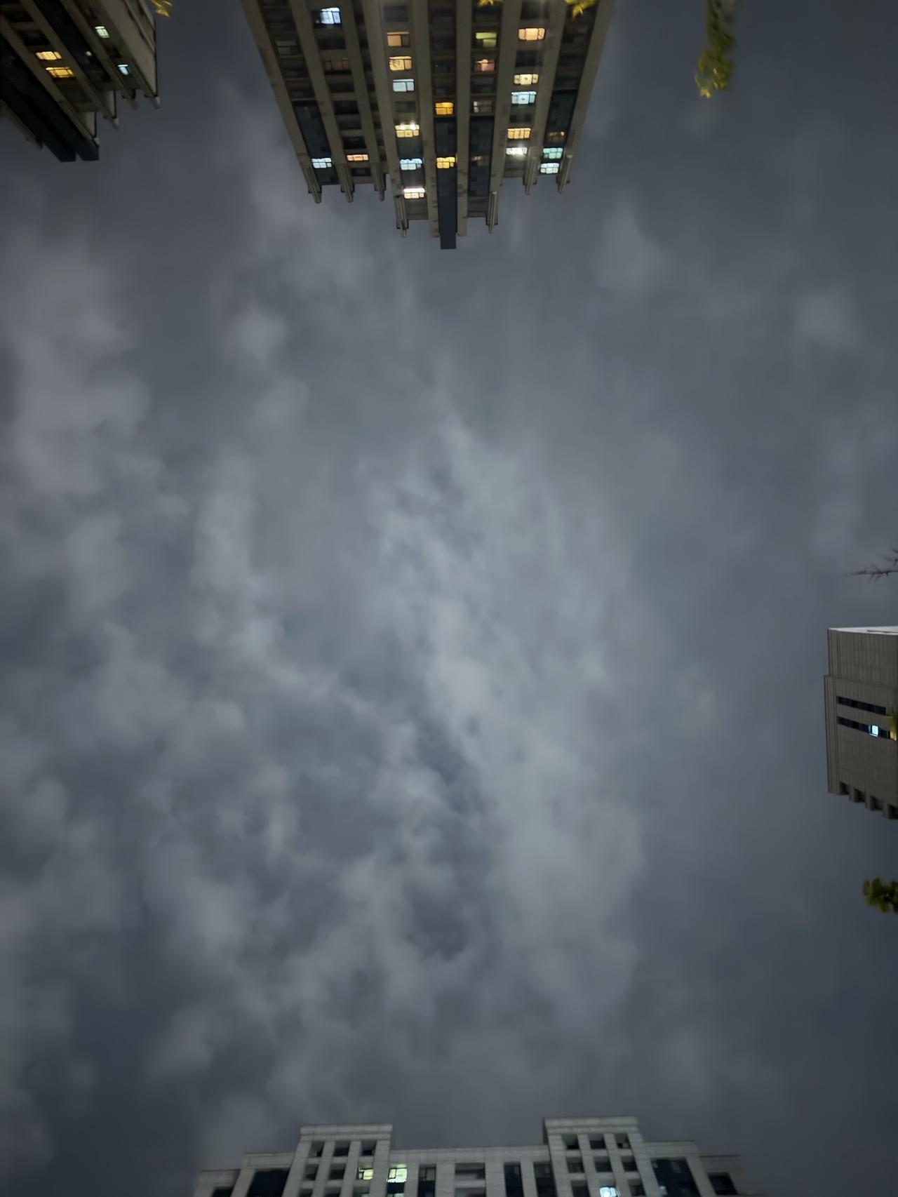 北京白海豚乌云密布，感觉要下雨了。北京闷热天 北京的降雨 北京大雨天气 北京傍晚