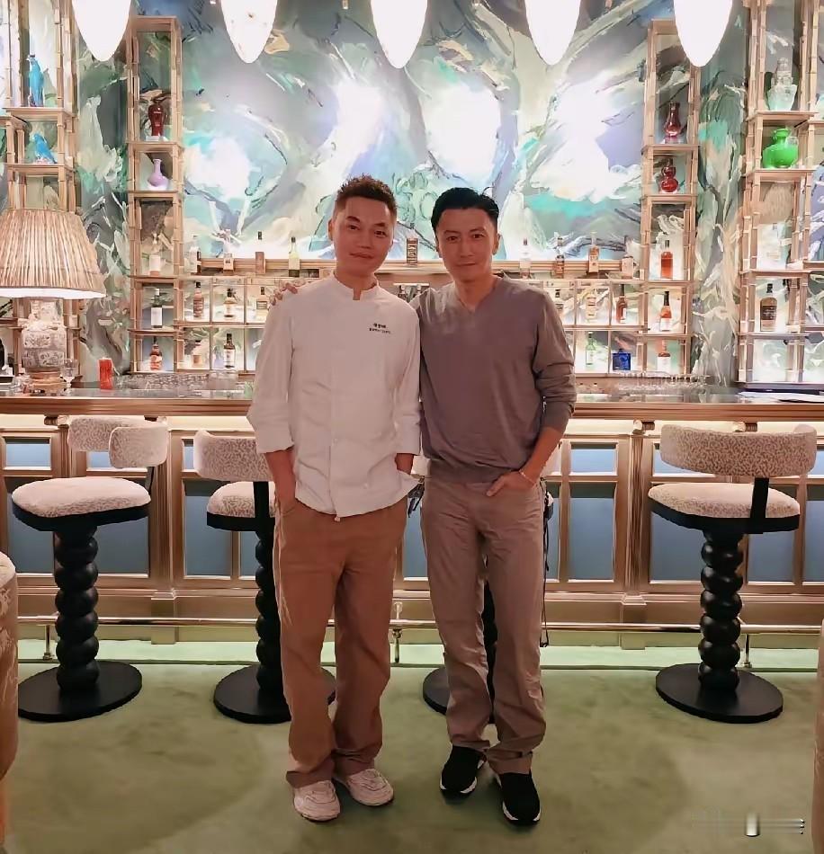霆锋哥的美食雷达又精准定位了！
“名不虚传，这么年轻有这样的功力与世界观”，这评