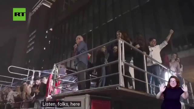 第二轮反转，卢拉胜选后公开秀恩爱，他说：新吻或许是相爱之人间最美的表达。#卢拉成功连任巴西总统# ​