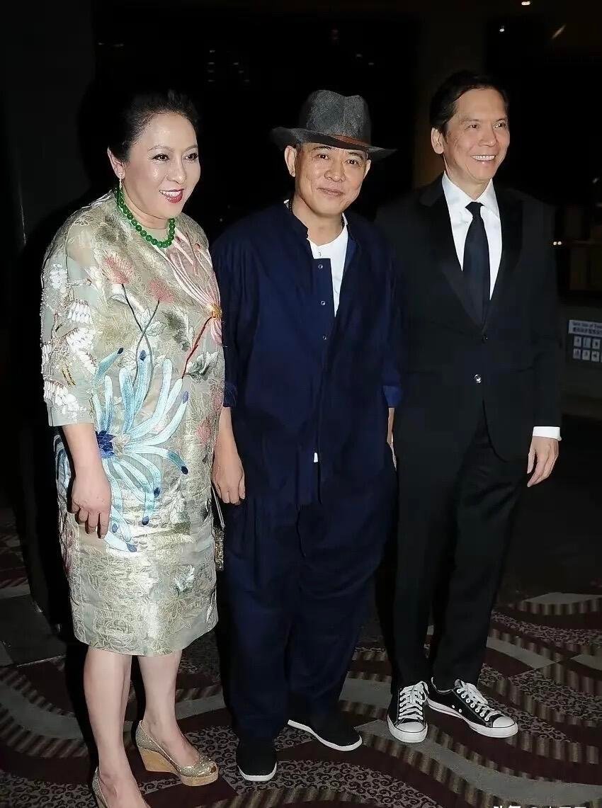 李连杰与向家私交甚好，向佐对他也比较尊敬。李连杰的旧照，他与向华强、陈岚夫妇参加