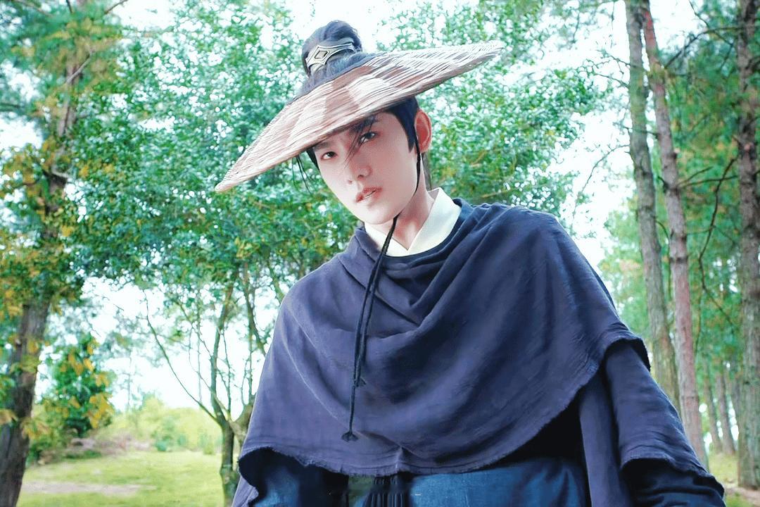 .杨洋展昭变装杨洋转剑转场 以剑为媒展侠客风骨，以变装现少年风华，杨洋转剑转场名