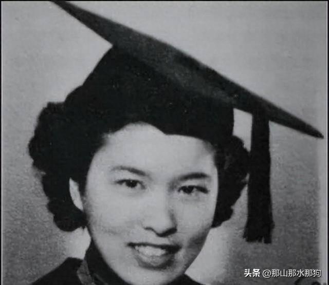 大家如其关注章含之的一些家族八卦生活，还不如好好重点关注了解一下乔冠华的第一任妻
