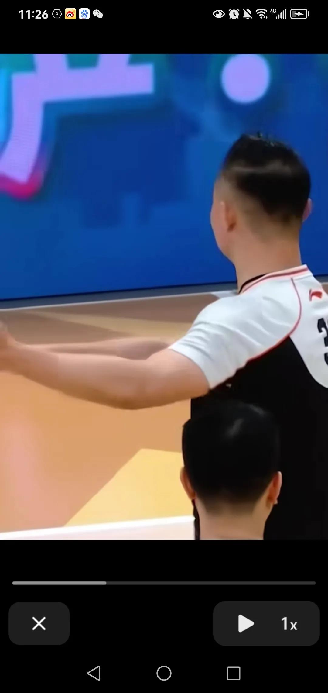 闫军为什么推搡光头裁判？
在昨晚周琦故意肘击李金效之后，光头裁判第一时间给予周琦